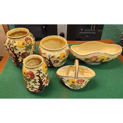 172 - A COLLECTION OF HJ WOOD HAND PAINTED INDIAN TREE POTTERY - HANDLED BASKET, 3 X VASES AND A TULIP BOW... 