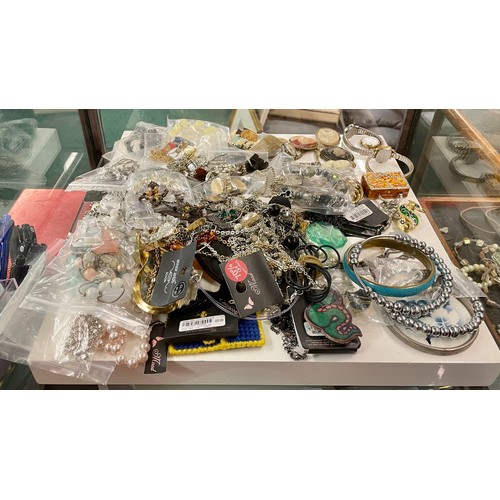 300A - A LARGE COLLECTION OF COSTUME JEWELLERY - INCL BANGLES, RINGS, BRACELET, NECKLACES ETC -SOME A/NEW