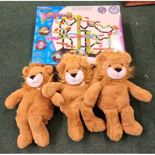 131 - 3X LION TEDDY FIGURES TOGETHER WITH A MARBLE MANIA XCELERATOR PLAY SET