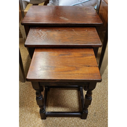 204 - OAK NEST OF THREE TABLES OLD CHARM STYLE