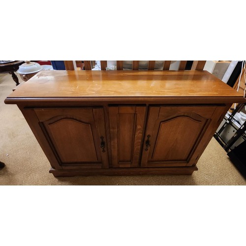206 - OAK CABINET TWO DOOR CUPBOARD WITH SINGLE LONG SHELF