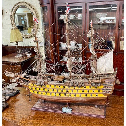 225 - A LARGE FULLY RIGGED MODEL OF NELSON'S FLAG SHIP HMS VICTORY ON PLINTH WITH METAL NAME SHIELD -