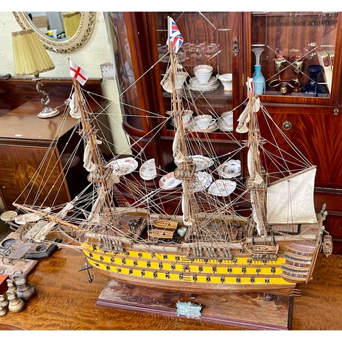 225 - A LARGE FULLY RIGGED MODEL OF NELSON'S FLAG SHIP HMS VICTORY ON PLINTH WITH METAL NAME SHIELD -