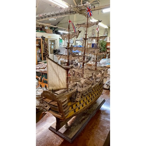 225 - A LARGE FULLY RIGGED MODEL OF NELSON'S FLAG SHIP HMS VICTORY ON PLINTH WITH METAL NAME SHIELD -