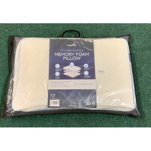 196 - SNUGGLEDOWN CLIMATE CONTROL MEMORY FOAM PILLOW IN CARRY BAG