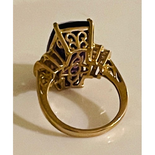 365 - A 9ct YELLOW GOLD DRESS RING WITH LARGE FACETED AMETHYST STONE FLANKED BY BAGUETTE CUT DIAMONDS TO T... 