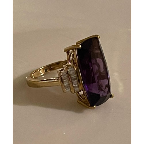 365 - A 9ct YELLOW GOLD DRESS RING WITH LARGE FACETED AMETHYST STONE FLANKED BY BAGUETTE CUT DIAMONDS TO T... 