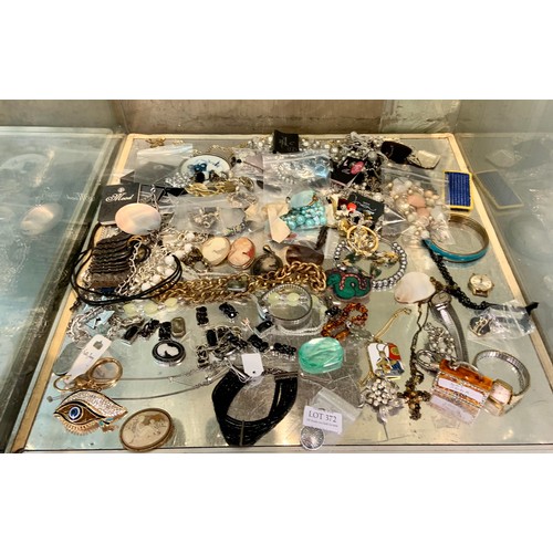 372 - A LARGE COLLECTION OF COSTUME JEWELLERY - INCL BANGLES, RINGS, BRACELET, NECKLACES ETC -SOME A/NEW