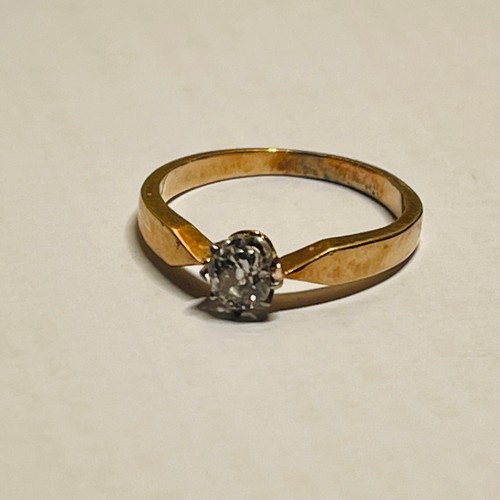 380 - A DIAMOND SOLITAIRE RING IN YELLOW GOLD (NOTE: TESTED AS 18CT YELLOW GOLD) SIZE J