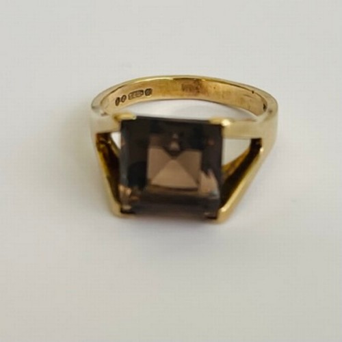 384 - 9CT YELLOW GOLD & EMERALD CUT SMOKY QUARTZ RING H/M LONDON 1966 WT APPROX. 4.85 GRAMS SIZE O