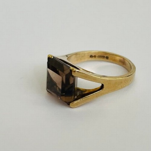 384 - 9CT YELLOW GOLD & EMERALD CUT SMOKY QUARTZ RING H/M LONDON 1966 WT APPROX. 4.85 GRAMS SIZE O