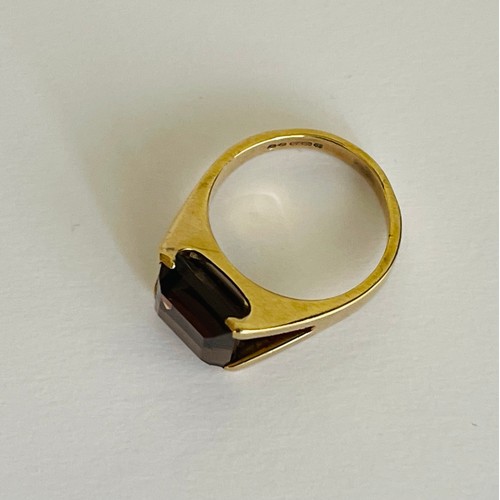 384 - 9CT YELLOW GOLD & EMERALD CUT SMOKY QUARTZ RING H/M LONDON 1966 WT APPROX. 4.85 GRAMS SIZE O