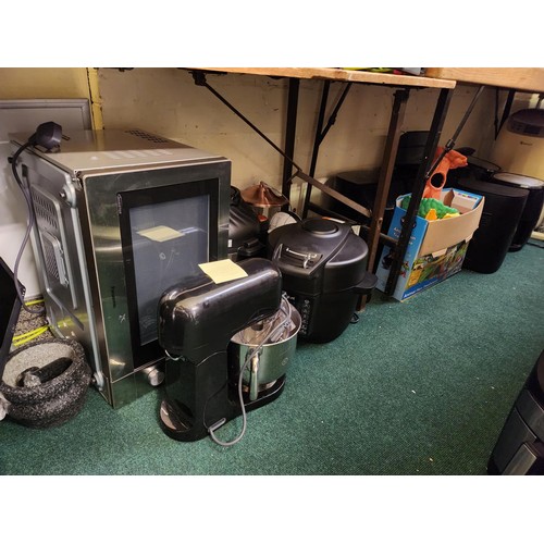 202 - VERY LARGE QTY OF DAMAGED/ REPAIRABLES INCL LARGE QTY OF DIGITAL AIRFRYERS, MICROWAVES, STRIP LIGHTS... 