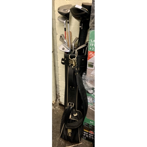 32 - 16 X VARIOUS GOLF CLUBS INC. DRIVERS/WEDGES/PUTTERS ETC IN A HOWSON GOLF BAG - INC. WILSON, REGAL - ... 