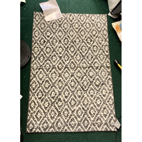 39 - MINERAL SPRING MICROFIBRE AREA RUG - 76CM X 116CM - GREY/IVORY CHEVRON DESIGN