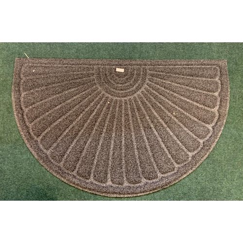 40 - HEAVY DUTY HALF MOON ENTRANCE MAT