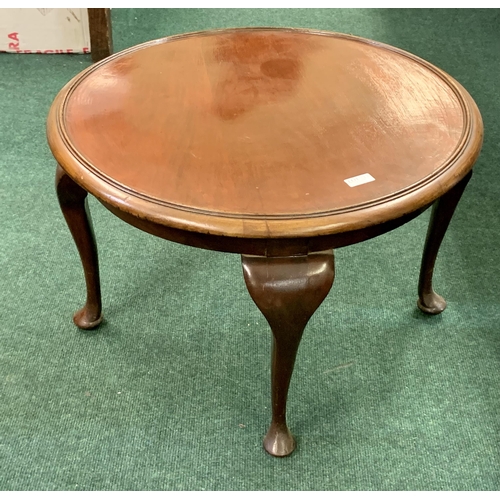 213 - SMALL CIRCULAR  MAHOGANY SIDE TABLE ON QUEEN ANNE LEGS