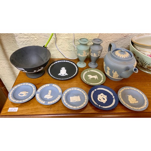 239 - SHELF OF VARIOUS WEDGWOOD INC. TEAPOT, URNS, PLATES - BLACK AND BLUE WEDGWOOD