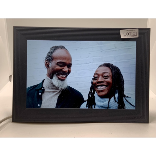 24 - AURA CARVER DIGITAL PHOTO FRAME -  The large digital screen projects crystal clear images in vibrant... 