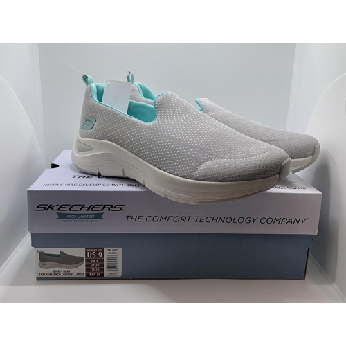 40 - BOXED PAIR OF SKECHERS ARCH COMFORT LADIES SLIP ON SHOES - GREY - UK 6