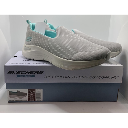 45 - BOXED PAIR OF SKECHERS ARCH COMFORT LADIES SLIP ON SHOES - GREY - UK 6