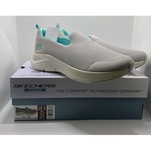 46 - BOXED PAIR OF SKECHERS ARCH COMFORT LADIES SLIP ON SHOES - GREY - UK 6