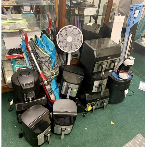 182 - LARGE QTY OF DAMAGED/ REPAIRABLES INCL DUAL BASKET AIR FRYERS, GOURMIA AIR FRYERS, SHREDDER, POP UP ... 