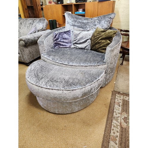 192 - LARGE CRUSHED VELVET 360 SWIVEL CHAIR WITH SCATTER CUSHIONS AND MATCHING FOOT REST