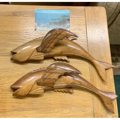 274 - A PAIR OF PITCAIRN CARVED FLYING FISH WALL PLAQUE FIGURINES BY CHRISTY WARREN, TOGETHER WITH A PITCA... 