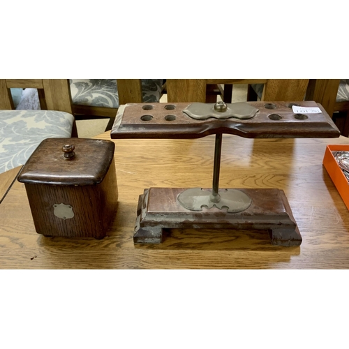 291 - A VINTAGE BRASS/WOOD PIPE RACK AND COVERED TOBACCO JAR