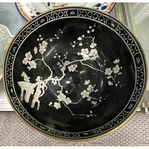 325 - A WILKINSON LTD BLACK AND WHITE BOWL TOGETHER WITH 2 X VICTORIAN WEDGWOOD PLATES AND A COPELAND AND ... 