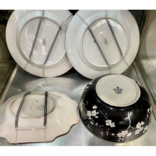 325 - A WILKINSON LTD BLACK AND WHITE BOWL TOGETHER WITH 2 X VICTORIAN WEDGWOOD PLATES AND A COPELAND AND ... 