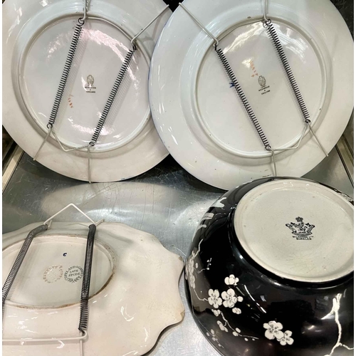 325 - A WILKINSON LTD BLACK AND WHITE BOWL TOGETHER WITH 2 X VICTORIAN WEDGWOOD PLATES AND A COPELAND AND ... 