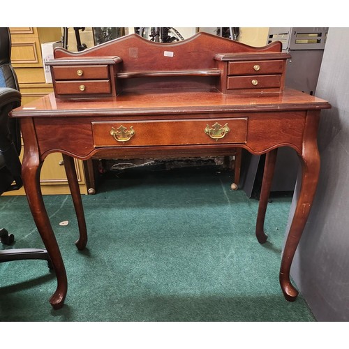 223 - REPRODUCTION MAHOGANY HI-GLOSS OCCASIONAL WRITING TABLE WITH SINGLE DRAWER AND 4 DRAWER SHELF, ON QU... 