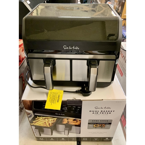 60 - BOXED SUR LA TABLE 7.57L DUAL BAKET DIGITAL AIR FRYER