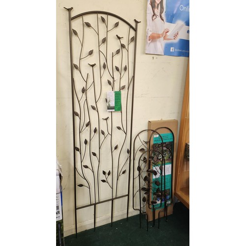 218 - DECORATIVE GARDEN TRELLIS - 1.4M HIGH X 57CM WIDE TOGETHER WITH A 
BOXED COORDINATING TWO PACK DECOR... 