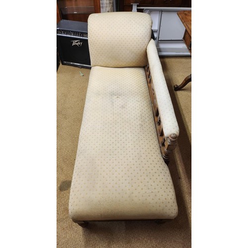 203 - EDWARDIAN WALNUT CHAISE LONGUE WITH UPHOLSTERED GALLERIED ARM,A CREAM DAMASK STYLE UPHOLSTERY