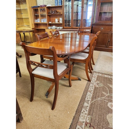 207 - AN OVAL MAHOGANY EXTENDING DINING TABLE WITH LEAF INSERT, AND 6 MATCHING DINING CHAIRS, EDWARDIAN SH... 