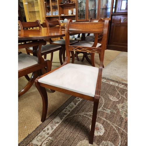 207 - AN OVAL MAHOGANY EXTENDING DINING TABLE WITH LEAF INSERT, AND 6 MATCHING DINING CHAIRS, EDWARDIAN SH... 