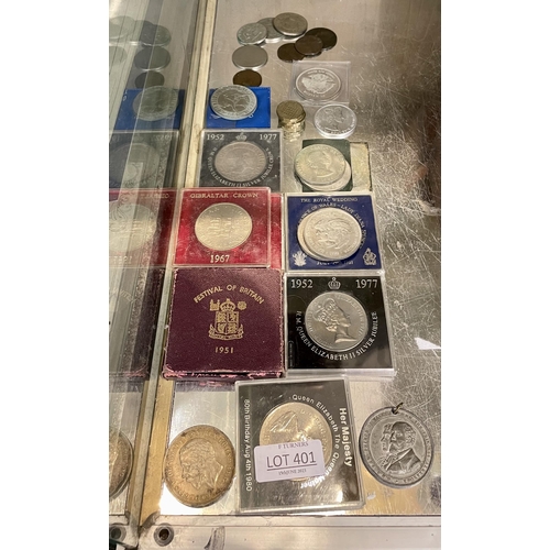 401 - A SMALL COLLECTION OF BRITISH VINTAGE COMMEMORATIVE COINS & OTHERS - INCL.
3D - 1941,43,56,62 & 67(5... 