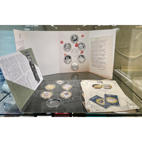 407 - LEST WE FORGET ARMISTICE CENTENARY COIN SET - 6 COINS TOGETHER WITH THE VE DAY CHRONICLE 5 GOLD PLAT... 