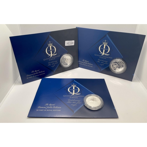 414 - 3 X THE QUEENS DIAMOND JUBILEE COLLECTION ALDERNEY £5 PROOF SILVER COINS IN PRESENTATION CARD - 2 WI... 