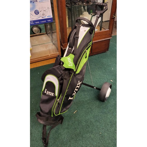 71 - JUNIOR LYNX GOLF BAG WITH STAND A/NEW TOGETHER WITH A YOUTH GOLF TROLLEY