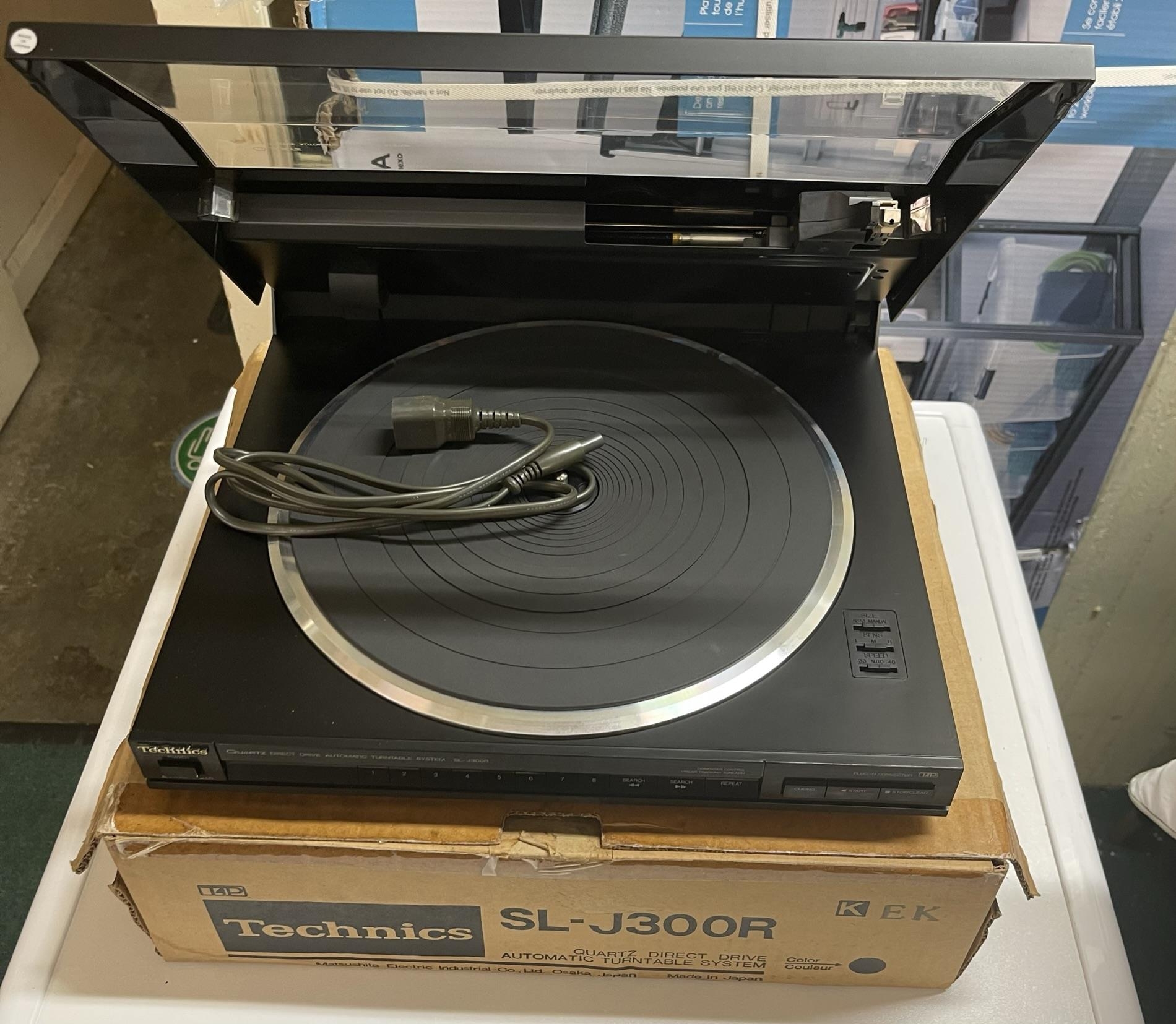 BOXED TECHNICS QUARTZ DIRECT DRIVE AUTOMATIC TURNTABLE SYSTEM SL-J300R