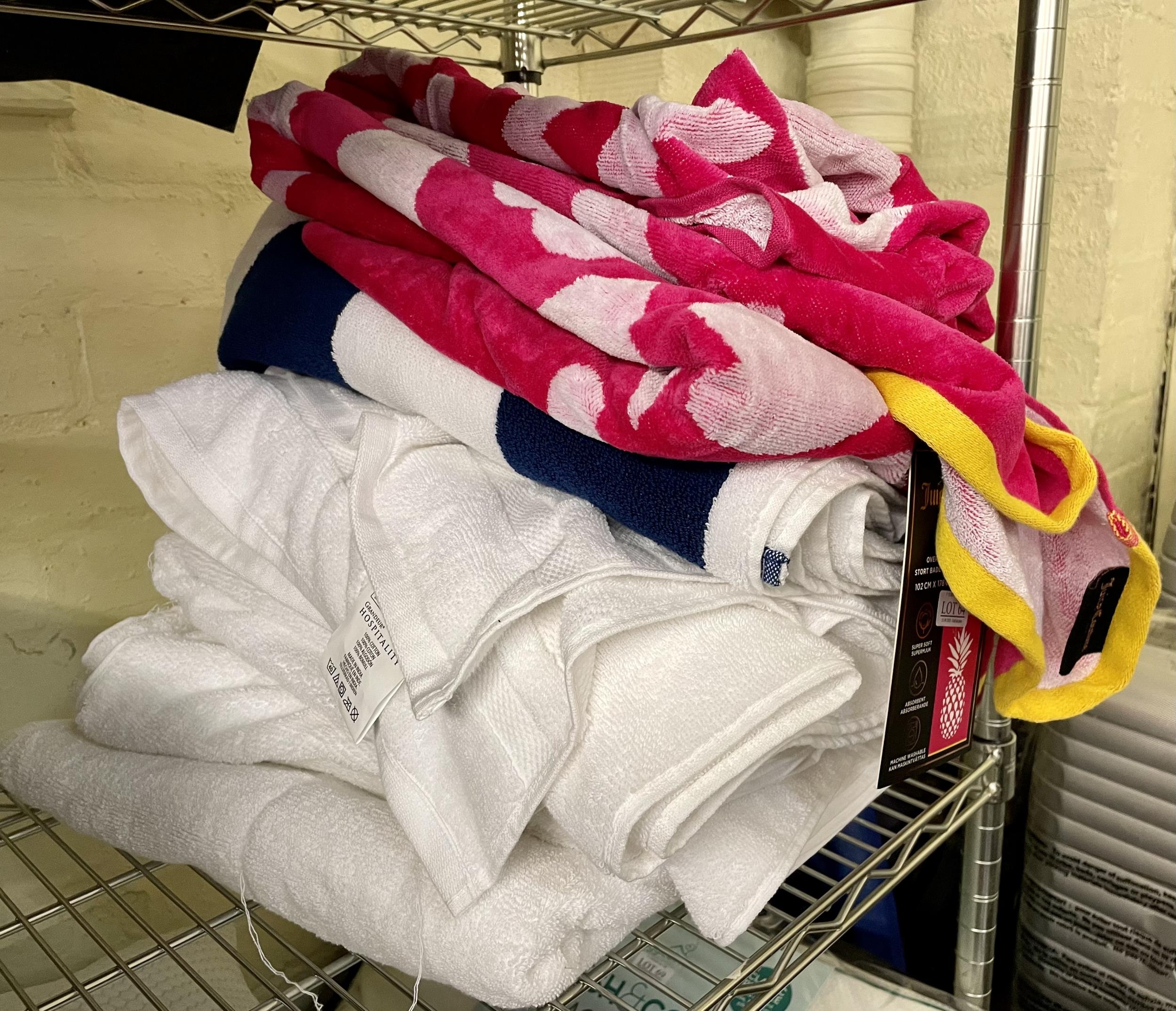 QTY OF BATH TOWELS (7) INC. JUICY COUTURE, GRANDEUR HOSPITALITY