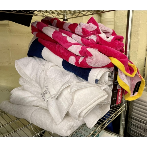 QTY OF BATH TOWELS (7) INC. JUICY COUTURE, GRANDEUR HOSPITALITY