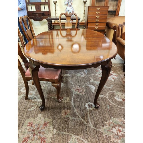 168 - A MAHOGANY OVAL EXTENDING DINING TABLE CROSSBANDED WITH 2 EXTRA LEAVES - QUEEN ANNE STYLE LEGS (TO M... 