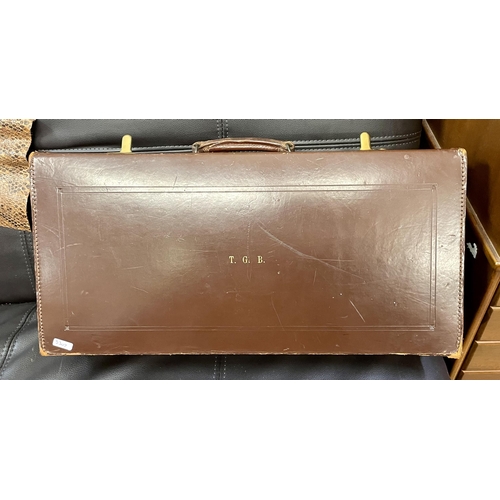 171 - A SMALL LEATHER SALESMAN'S/MUSIC CASE MARKED WITH GILDED LETTERS -BLUE VELVETEEN STYLE INTERIOR