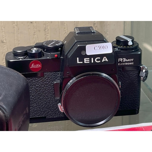 346 - LEICA R3 MOT ELECTRONIC CAMERA BODY TOGETHER WITH A LEITZ MOTOR WINDER