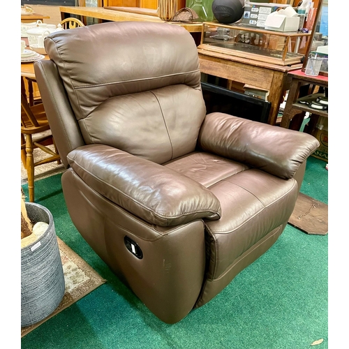 333 - A LEATHER RECLINER ARM CHAIR IN GOOD CONDITION -MANUAL RECLINER - MECHANISM GOOD